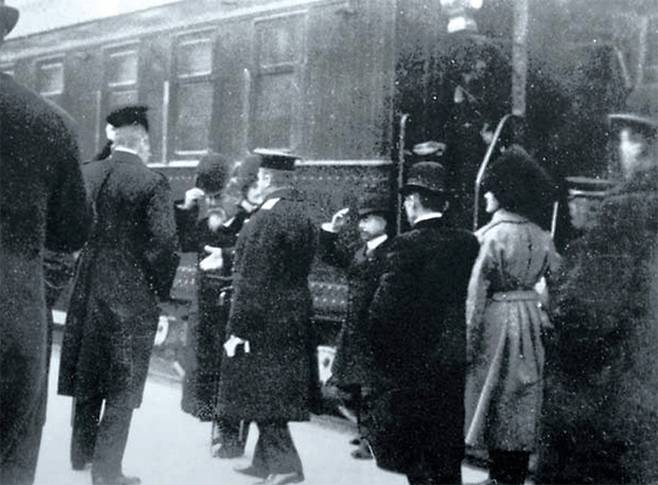 1909년 10월 26일 하얼빈역에 도착한 이토 히로부미가 안중근 의사에게 저격되기 직전의 모습.