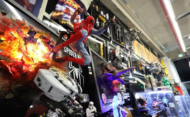 액자를 뚫고 나오는 스파이더맨