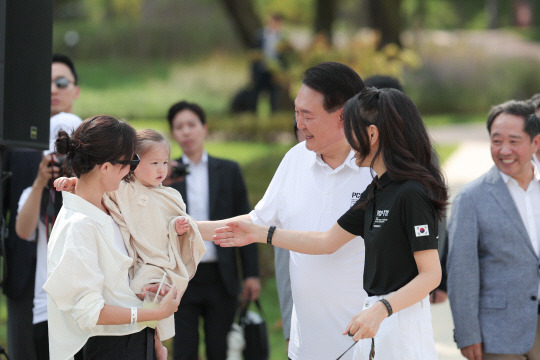 윤석열 대통령과 김건희 여사가 26일 서울 용산어린이정원 내 조성된 분수정원에서 열린 다둥이가족 초청행사에 깜짝 방문, 어린이와 인사를 나누고 있다. 대통령실 제공 연합뉴스