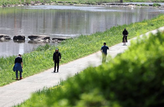 전북 전주시 완산구 효자동 삼천변 일대를 시민들이 오가고 있다.[연합]