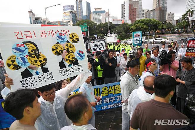 [제주=뉴시스] 우장호 기자 = 제주지역 시민단체로 구성된 윤석열정권퇴진·한국사회대전환제주행동 관계자들이 24일 오전 제주시 노형동 주제주일본국총영사관 앞에서 일본 후쿠시마 원전 오염수 방류 중단을 촉구하고 있다. 2023.08.24. woo1223@newsis.com