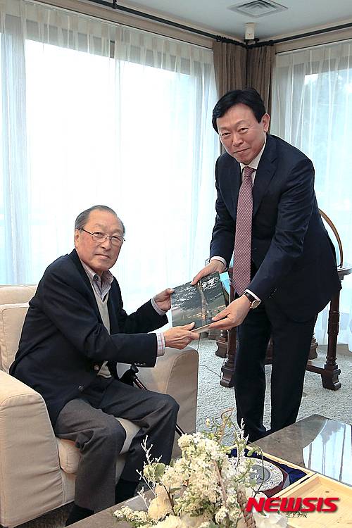 【서울=뉴시스】 김석원 전 쌍용그룹 회장이 26일 별세했다. 사진은 지난 2016년 4월 21일 대한스키협회 회장을 맡고 있는 롯데그룹 신동빈 회장이 서울 종로구 성곡미술관을 방문해 김석원 전 쌍용그룹 회장에게 공로패를 전달하고 있는 모습. 2016.04.22. (사진=롯데그룹 제공) photo@newsis.com