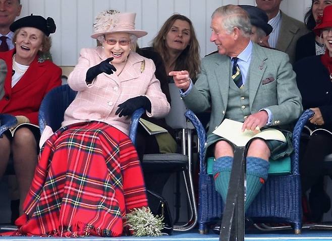 영국 국왕 찰스 3세(오른쪽)가 왕세자이던 시절 어머니 엘리자베스 2세 여왕과 즐거운 시간을 보내는 모습. 오는 9월8일은 2022년 별세한 엘리자베스 2세의 1주기가 되는 날이다. 세계일보 자료사진