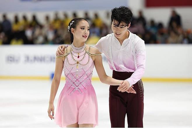 ▲ 2023~2024 시즌 ISU 피겨 주니어 그랑프리 아이스댄스 프리 댄스를 마친 김지니(왼쪽)와 이나무 ⓒISU 인스타그램 캡처