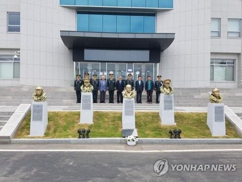 육사 교내 설치된 독립군·광복군 흉상  2018년 6월 8일 육사 화랑연병장에서 열린 신흥무관학교 설립 107주년 기념식에 참석한 신흥무관학교기념사업회 및 육사 관계자들이 독립전쟁 영웅 5인의 흉상 뒤에서 기념촬영을 하고 있다.
 [연합뉴스 자료사진]