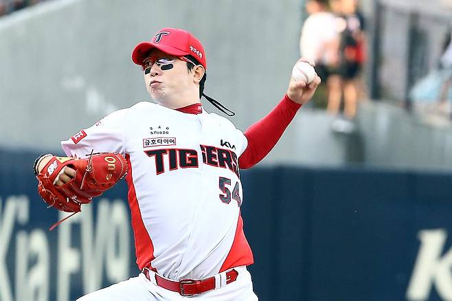역투하는 KIA 양현종 (서울=연합뉴스) 26일 광주 기아챔피언스필드에서 열린 프로야구 KIA 타이거즈 대 한화 이글스 경기에서 양현종이 역투하고 있다. 2023.8.26 [KIA 타이거즈 제공. 재판매 및 DB 금지] photo@yna.co.kr