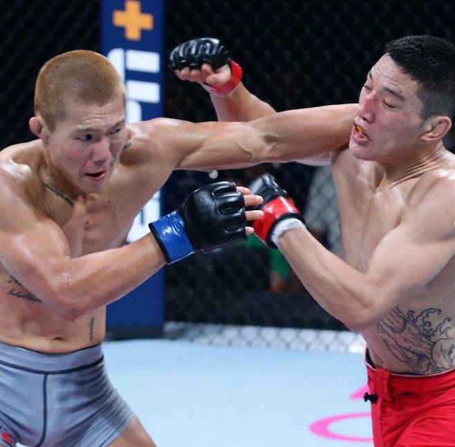 김상원(왼쪽)과 이자가 27일(현지시간) 싱가포르 인도어 스타디움에서 열린 ‘로드 투 UFC’ 시즌 2 페더급 준결승에서 치열하게 맞붙고 있다. 사진 | UFC 코리아