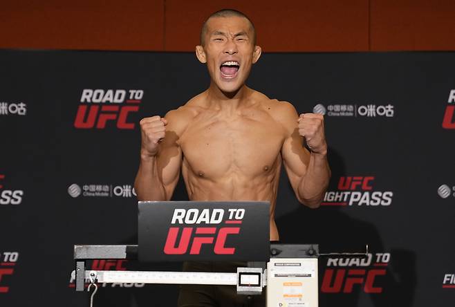 김상욱이 26일 싱가포르 리조트 월드 컨벤션 센터에서 열린 ‘로드 투 UFC’ 계체에서 포즈를 취하고 있다. 사진 | UFC