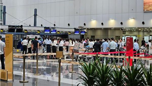 베이징 서우두국제공항에서 평양 출발 여객기 기다리는 북한 주민들 [사진=연합뉴스]