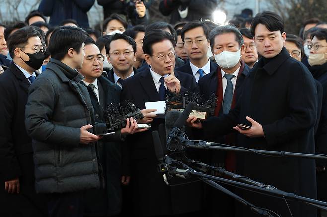 이재명 더불어민주당 대표가 지난 1월 10일 '성남FC 후원금 의혹 사건' 관련 검찰 소환 조사를 받기 위해 수원지방검찰청 성남지청에 출석해 입장을 밝히기 전 지지자들한테 조용히 해 줄 것을 요구하고 있다./뉴스1