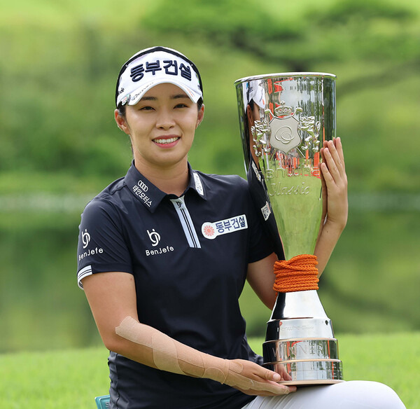 2023년 한국여자프로골프(KLPGA) 투어 메이저 대회 한화 클래식 우승을 차지한 김수지 프로. 사진제공=KLPGA