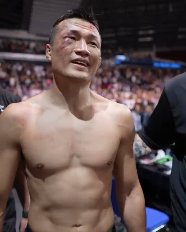 할로웨이전 패배 후 옥타곤을 빠져나온 정찬성.(사진=UFC SNS)