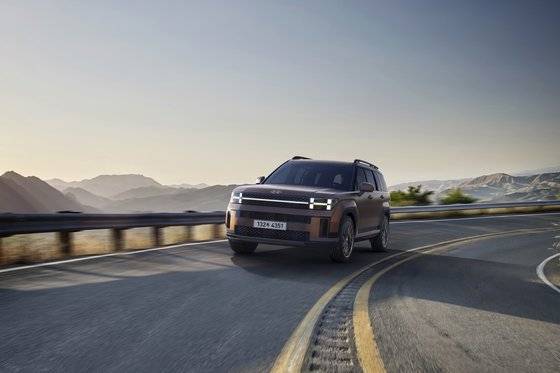 신형 싼타페는 2018년 4세대 출시 이후 5년 만에 새롭게 선보이는 5세대 모델로 도심과 아웃도어 라이프를 모두 아우르는 현대차 대표 중형 SUV다. 사진 현대차