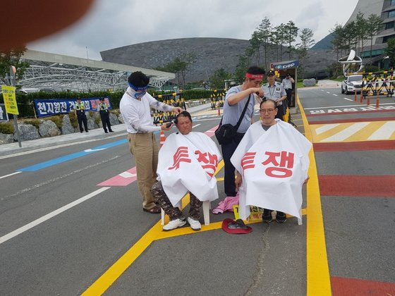 2018년 6월 26일 오후 경북 경주시 양북면 한국수력원자력 본사 앞에서 천지원전 비상대책위원회 회원들이 한수원의 천지원전 건설 백지화 결정에 반대하며 삭발하고 있다. 사진 천지원전 비상대책위원회