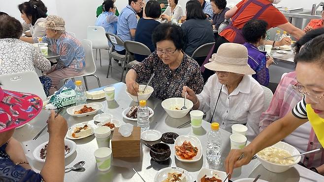 대전 동구 가오동 주민 등이 지난달 19일 숨두부체험관 개관식에서 숨두부 제조 체험 이후 열린 시식 행사에 참여하고 있다. 새터말 마을관리 사회적협동조합 제공