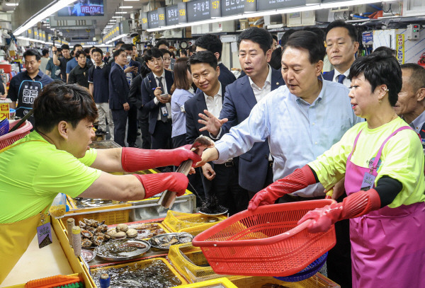 윤석열 대통령이 지난달 27일 부산 중구 자갈치시장을 찾아 수산물 시장 상황을 점검하고 있다. 전민철 기자 jmc@kookje.co.kr