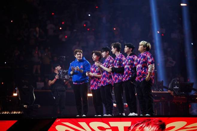 준우승이 확정된 뒤 팬들에게 인사하는 페이퍼 렉스 선수단. 라이엇 게임즈