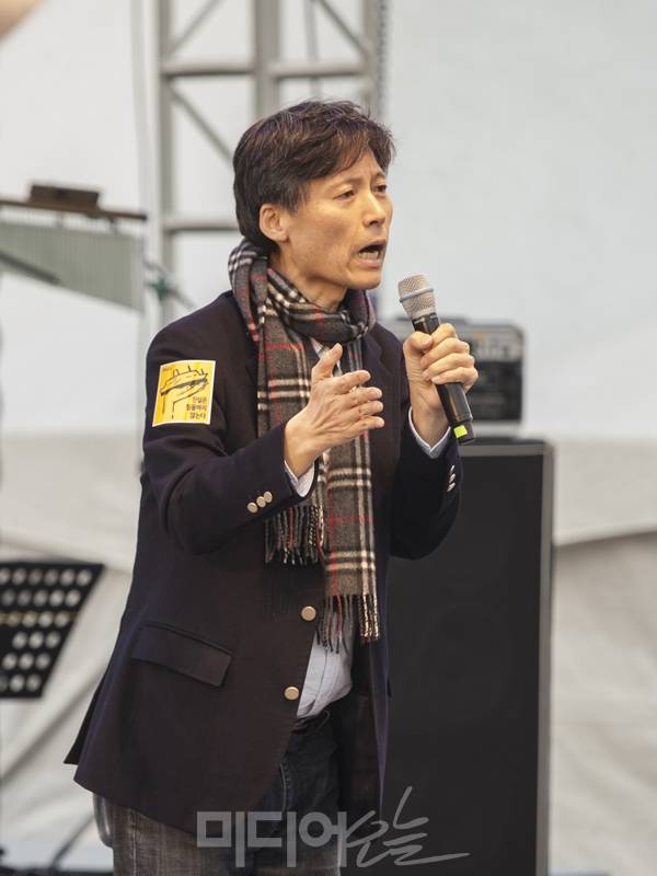 ▲ 박근혜 대통령이 탄핵된 다음날인 2017년 3월11일. 암 투병 중이었던 이용마 기자는 서울 광화문 광장에서 열린 20차 촛불집회 연단에서 “검찰총장과 공영언론사 사장 인사권을 국민에게 돌려줘야 한다”고 했다. 사진=미디어오늘