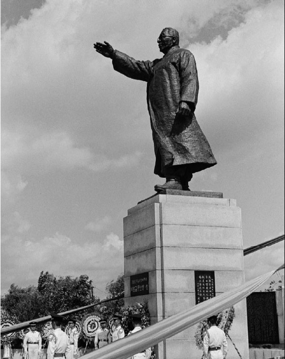 백범 김구 서거 20주기를 맞이한 1968년 8월 남산에서 백범 김구 동상 제막식이 열리고 있다. [정부기록사진집]