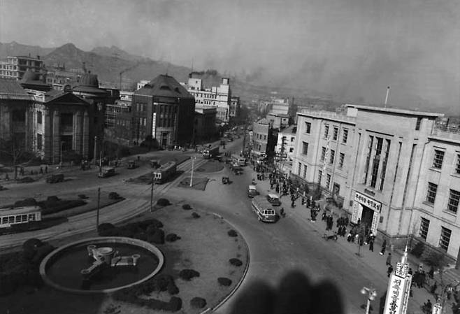 1952년 한국은행 앞 로터리의 모습. 우측에 새로 지은 서울중앙우체국 건물이 보인다. [정부기록사진집]