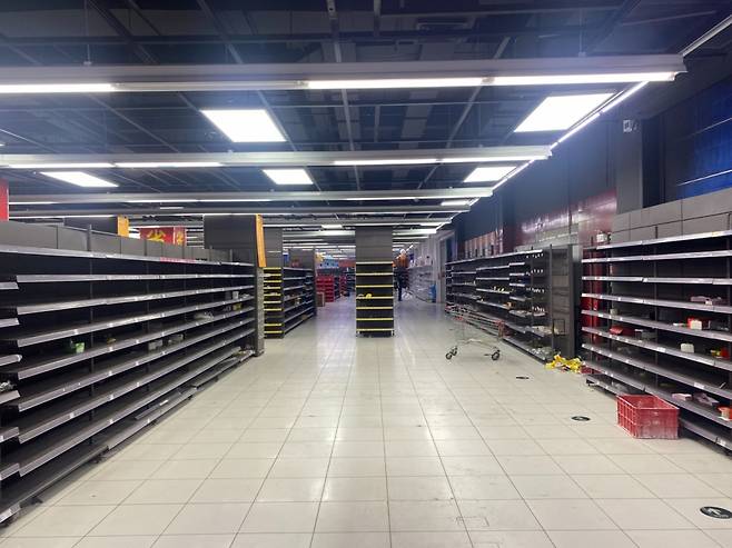 중국 베이징 왕징의 텅 빈 까르푸 매장에 카트와 미처 치우지 못한 일부 상품들이 어지럽게 널려있었다./사진=우경희 기자