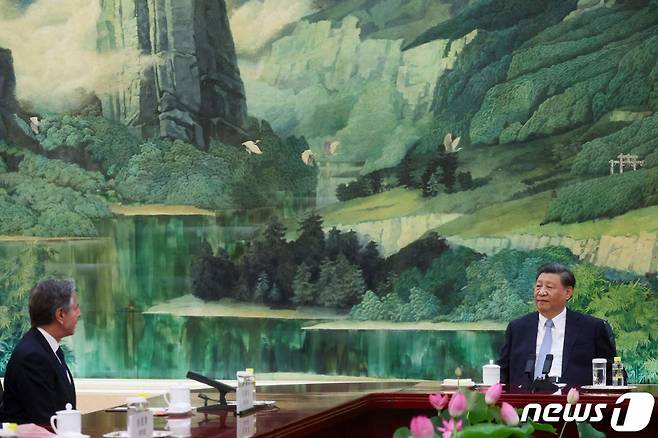 (베이징 AFP=뉴스1) 우동명 기자 = 시진핑 중국 국가주석이 19일 (현지시간) 미국 국무장관으로는 5년 만에 중국을 방문한 토니 블링컨 미국 국무장관을 베이징 인민 대회당에서 상석에 앉아 회담을 하고 있다. 2023.6.20 ⓒ AFP=뉴스1 Copyright (C) 뉴스1. All rights reserved. 무단 전재 및 재배포 금지.