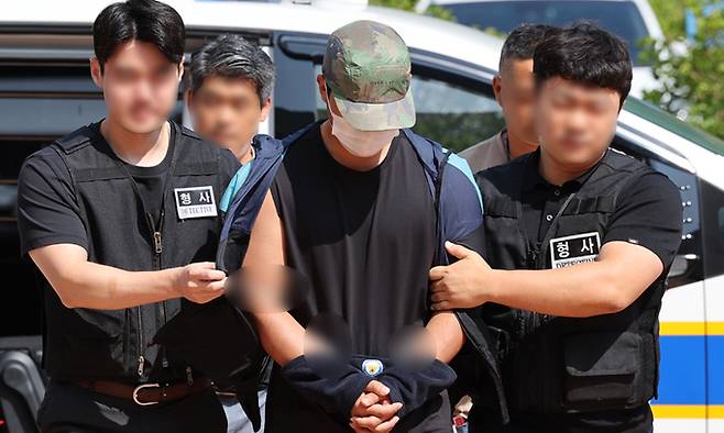 여자친구를 목 졸라 살해한 혐의를 받는 현직 해양경찰관 최모씨가 지난 18일 광주지방법원 목포지원에서 열린 구속 전 피의자 심문(영장실질심사)에 출석하고 있다. 목포=연합뉴스