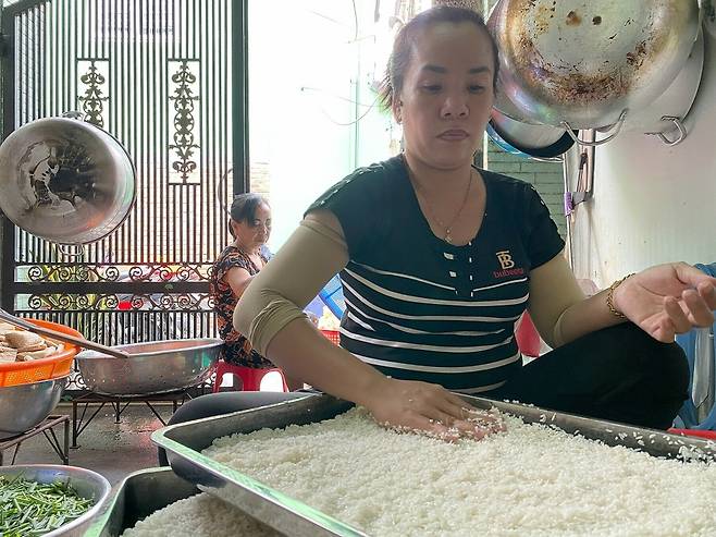 ‘마더 응우스 키친’ 주방에서 쌀을 씻고 있는 린씨 사진=VN익스프레스