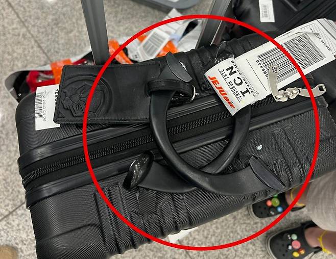 손잡이가 떨어져 나간 가방 멀쩡하던 가방이 입국 후 부서져 있다. [제보자 A씨 제공. 재판매 및 DB 금지]