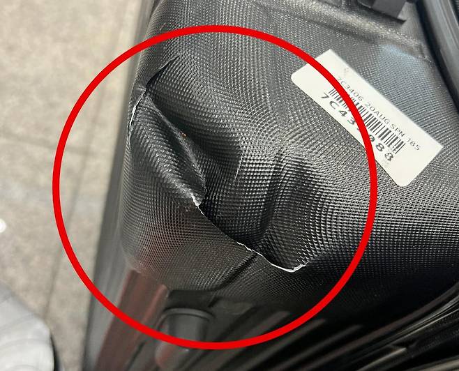 찌그러지며 찢어진 가방  멀쩡하던 가방이 입국 후 부서져 있다. [제보자 A씨 제공. 재판매 및 DB 금지]
