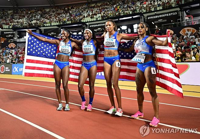 미국 여자 400ｍ 계주팀 (부다페스트 EPA=연합뉴스) 미국 스프린터 데이비스, 테리, 토머스, 리처드슨(왼쪽)이 23일(한국시간) 헝가리 부다페스트에서 열린 2023 세계육상선수권 여자 400ｍ 계주에서 우승한 뒤, 기념 촬영하고 있다.