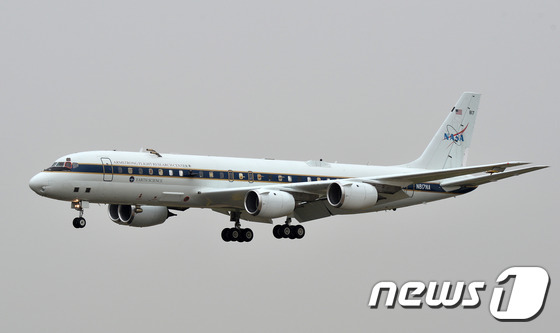 경기 평택시 주한미군 오산공군기지에 미국 항공우주국(NASA) 연구용 항공기(DC-8)가 착륙하고 있다. 2016.4.27/뉴스1 ⓒ News1 이재명 기자