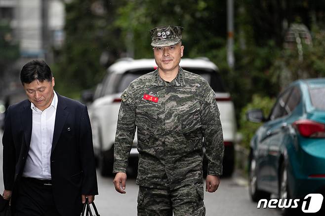 '항명' 혐의를 받는 박정훈 전 해병대 수사단장(대령)이 28일 서울 용산구 국방부 검찰단으로 출석하고 있다. 2023.8.28/뉴스1 ⓒ News1 이승배 기자