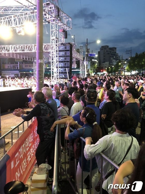 마산어시장 축제 일환으로 열린 인기가수 축하공연을 보기 위해 많은 시민들이 몰려있다.(창원시 제공)