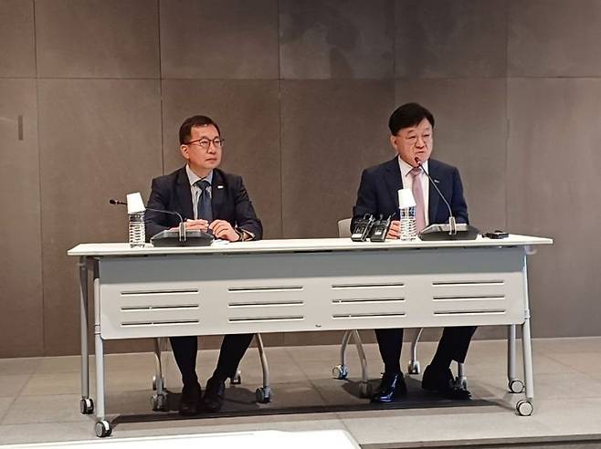 정만기 한국무역협회 부회장(오른쪽)이 28일 서울 강남구 삼성동 트레이드타워에서 열린 8월 한국수출 언론 브리핑에서 발언하는 모습.[사진=문채석 기자]