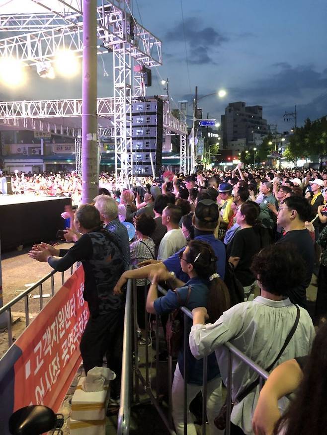 마산어시장 축제에 많은 시민들이 구경을 하고 있다. [이미지제공=창원특례시청]