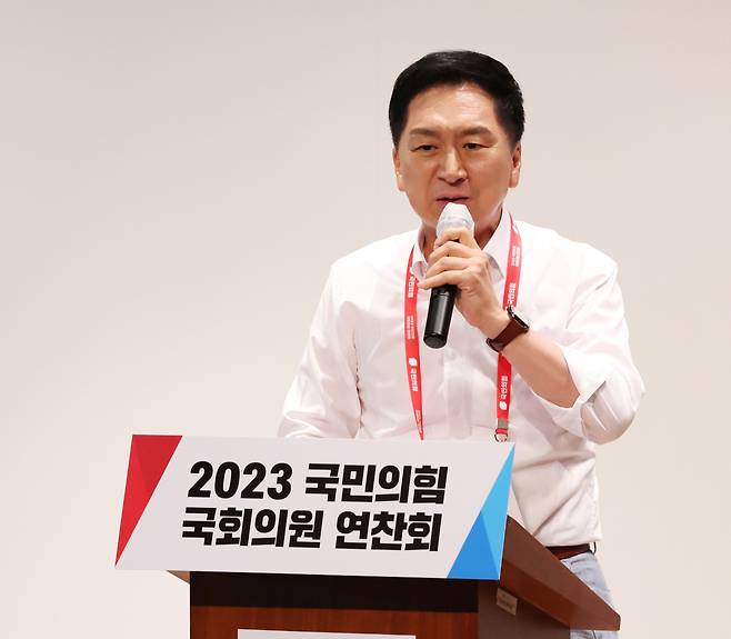 김기현 국민의힘 대표가 28일 인천 중구 인천국제공항공사 인재개발원에서 열린 '2023 국회의원 연찬회'에서 모두 발언을 하고 있다. /뉴스1