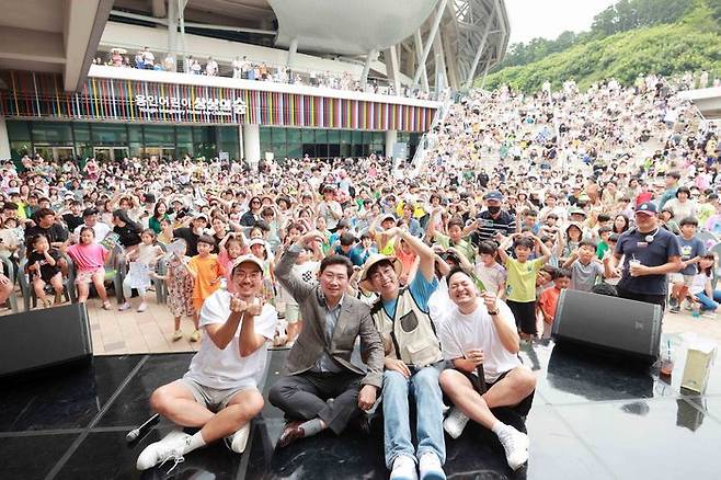 이상일 용인특례시장이 27일 용인어린이상상의숲 재개관 행사에서 시민들과 기념촬영을 하고 있다.ⓒ 용인시 제공