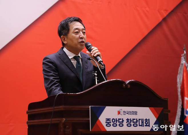 금태섭 전 의원이 축사에서 “창당 과정에서 가장 중요한 것은 꺾이지 않는 결의와 헌신, 함께 길을 걷는 동료에 대한 굳건한 믿음”이라고 말하고 있다.