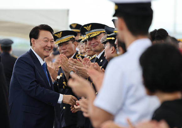 윤석열 대통령이 28일 인천 서구 아라서해갑문에서 열린 제70주년 해양경찰의 날 기념식에 입장하며 참석자들과 인사하고 있다. (대통령실통신사진기자단) 2023.08.28. [사진=뉴시스]