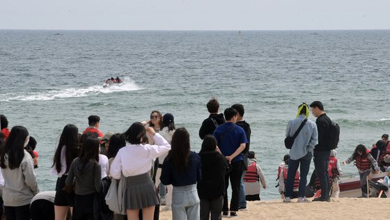 지난 5월 2일 강릉 경포해변을 찾은 수학여행단이 즐거운 추억을 쌓고 있다. 연합뉴스