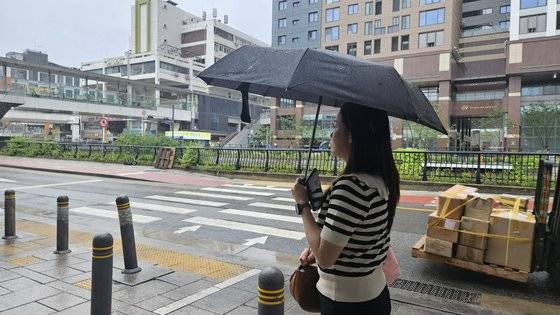 지난 6월 26일 비가 오던 날. 지혜영씨가 종로의 직장으로 출근하고 있다. 지씨는 지하철 대신 버스를 이용한다. 출근 시간은 더 길어졌지만 언제 나와야 자리에 앉을 수 있는지, 딱 맞춰 회사에 도착할 수 있는지 ‘타이밍’을 익히게 되면서 상황이 좀 나아졌다고 한다. 최서인 기자