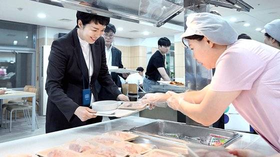 김은혜 홍보수석이 28일 용산 대통령실 구내식당에서 우리 수산물 메뉴를 배식받고 있다. 대통령실은 일본 후쿠시마 제1원전 오염수 방류로 과도한 불안 여론이 확산하는 것을 막고 수산물 소비를 활성화하기 위해 28일부터 일주일간 구내식당 메뉴로 완도 전복, 통영 바닷장어, 멍게, 우럭 등 국내 수산물을 선보인다. 사진 대통령실