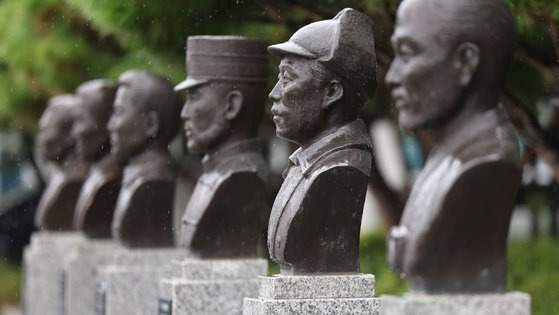 국방부가 육군사관학교 교내뿐 아니라 국방부 청사 앞에 설치된 고(故) 홍범도 장군 흉상에 대해서도 필요시 이전을 검토하고 있다고 밝힌 28일 서울 용산구 국방부 청사 앞에 설치된 고 홍범도 장군 흉상 모습. 연합뉴스