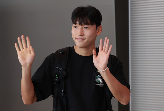 Korean midfielder Bae Jun-ho waves to fans at Incheon International Airport in Incheon on Monday as he prepares to board a flight with Britain where he is expected to sign with Championship club Stoke City.  [NEWS1]