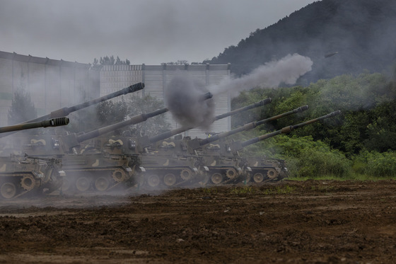 K-9 howitzers from the South Korean Army's 7th Artillery Brigade fire shells during a joint field training drill by South Korean and U.S. militaries in Pocheon, Gyeonggi, on Monday. [YONHAP]