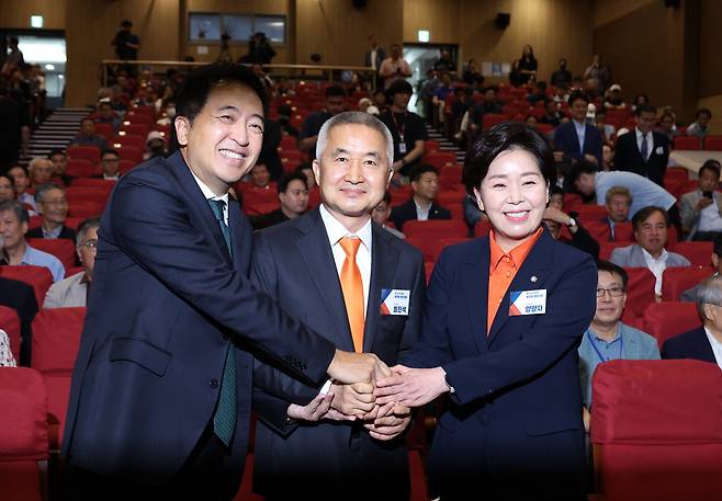 28일 국회에서 열린 '한국의희망' 창당대회에서 공동대표를 맡은 양향자 의원(오른쪽)과 최진석 서강대 교수(가운데)가 금태섭 전 의원과 손을 맞잡고 있다. 연합뉴스