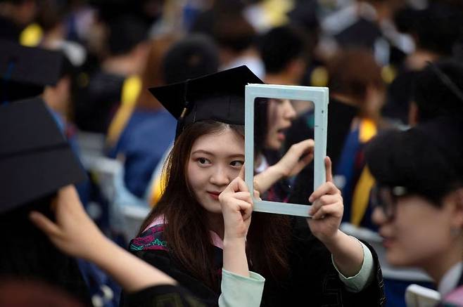 중국에서 경험이 많은 숙련 노동자는 기업에 인건비가 많이 드는 노동자에 불과하다. 35세가 넘고 관리자 직급으로 승진하지 못하면 해고될 가능성이 높으며 그 자리는 ‘저렴한’ 대학을 갓 졸업한 신규직원에게 돌아간다.[로이터 자료사진]