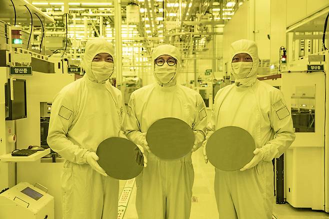 삼성전자가 세계 최초로 게이트올어라운드(GAA) 기술을 적용한 3나노 파운드리 공정 기반의 초도 양산을 시작했다. 임직원들이 2022년 6월 화성캠퍼스에서 3나노 웨이퍼를 보여주고 있다. [삼성전자 제공]