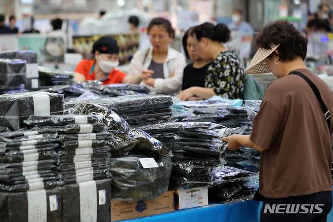 [서울=뉴시스] 김명년 기자 = 일본 정부가 후쿠시마 제1원전 오염수 방류를 시작한지 나흘째인 27일 오전 서울시내 한 대형마트에서 시민들이 김과 미역 등을 구매하고 있다. 2023.08.27. kmn@newsis.com